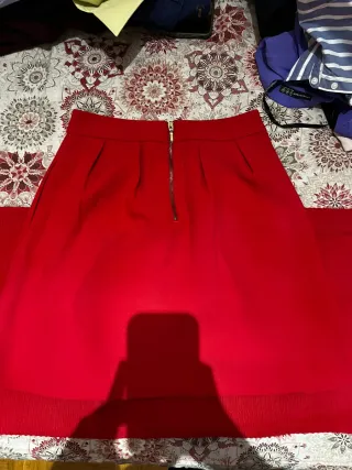 Falda roja con cremallera