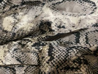 Pantalón corto estampado serpiente