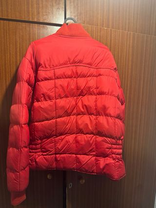 Chaqueta de plumas roja