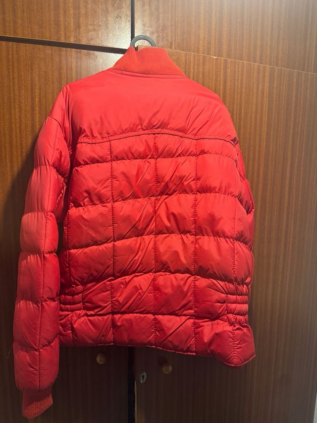 Chaqueta de plumas roja