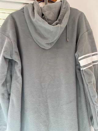 Sudadera larga gris con capucha