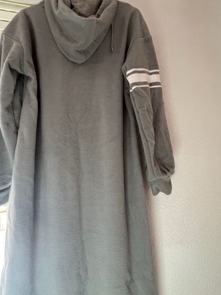 Sudadera larga gris con capucha
