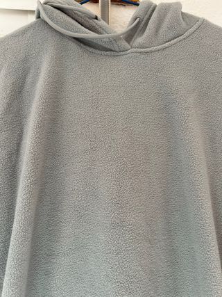 Sudadera larga gris con capucha