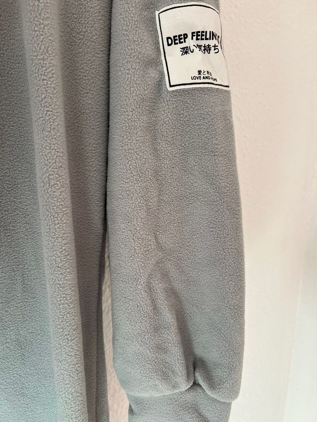 Sudadera larga gris con capucha
