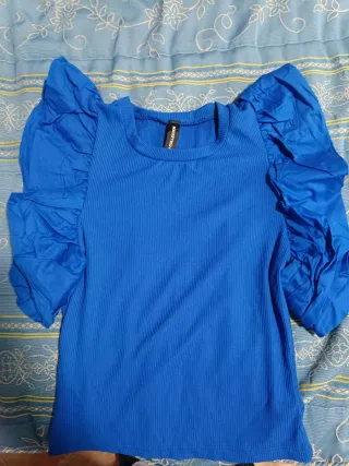 Camiseta azul manga abullonada