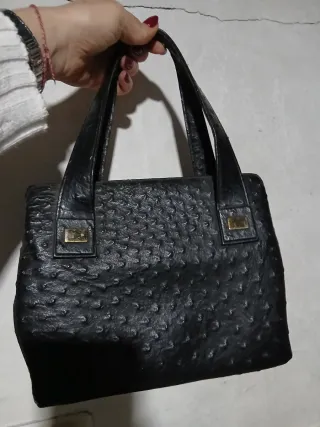 Borsa in pelle nera effetto martellato