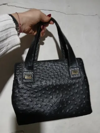 Borsa in pelle nera effetto martellato
