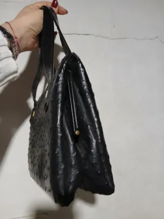 Borsa in pelle nera effetto martellato