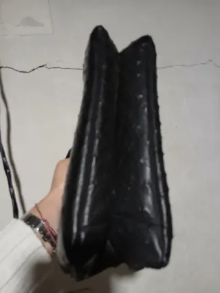 Borsa in pelle nera effetto martellato