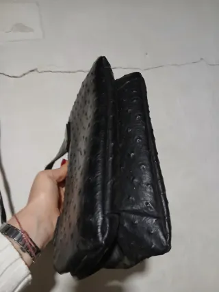 Borsa in pelle nera effetto martellato