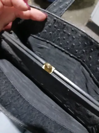 Borsa in pelle nera effetto martellato