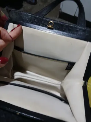 Borsa in pelle nera effetto martellato