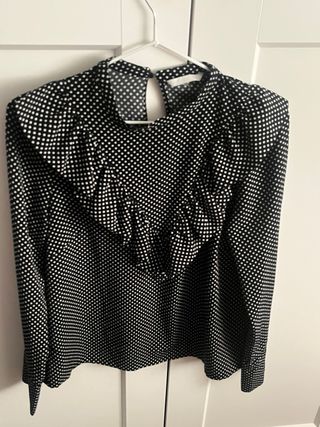 Camisa de lunares negra y blanca