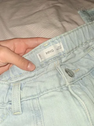 Pantalón acampanado azul deshilachado