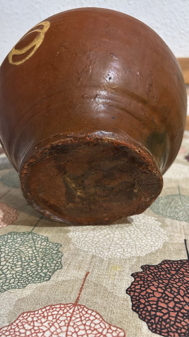 Jarra antigua de barro