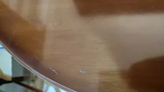 Mesa de comedor ovalada de madera maciza.