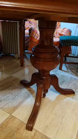 Mesa de comedor ovalada de madera maciza.