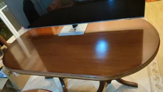 Mesa de comedor ovalada de madera maciza.