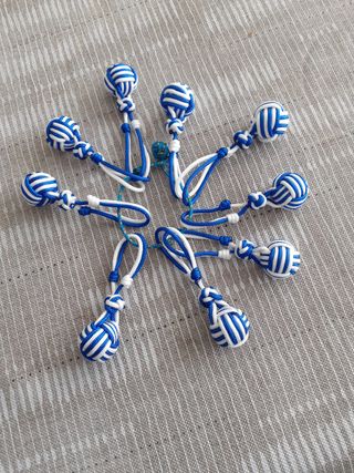 Llaveros txuri-urdin hechos a mano