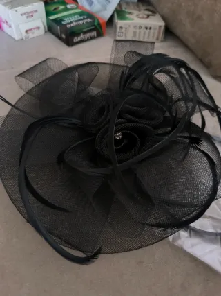 Tocado negro con plumas y flores