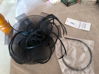 Tocado negro con plumas y flores