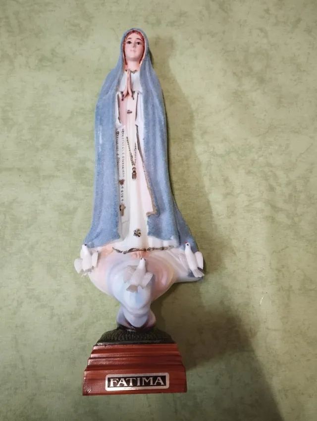 Figura Virgen de Fátima con palomas