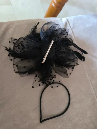 Tocado negro con plumas y tul