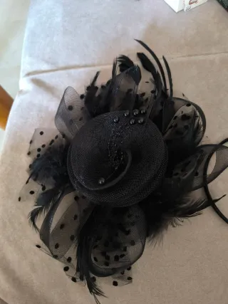 Tocado negro con plumas y tul
