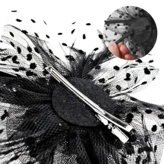 Tocado negro con plumas y tul