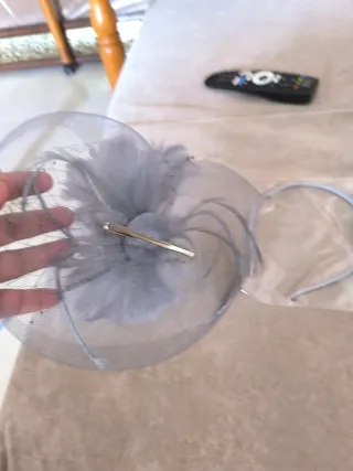 Tocado gris con plumas y velo