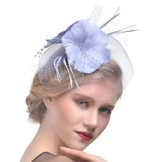 Tocado gris con plumas y velo