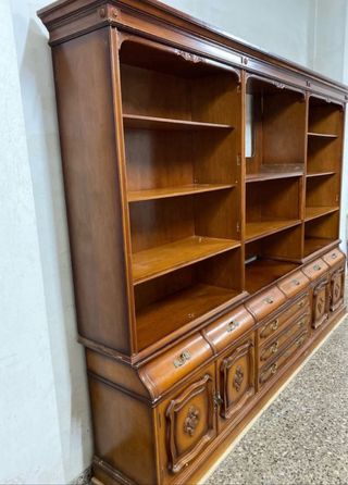 Mesa comedor y 4 sillas estilo clásico y mueble