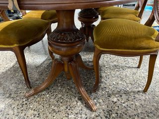 Mesa comedor y 4 sillas estilo clásico y mueble