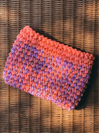 Pochette uncinetto arancione e viola