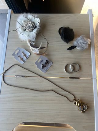 Lote bisutería: collar oso, pendientes, tocado...