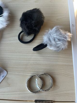 Lote bisutería: collar oso, pendientes, tocado...