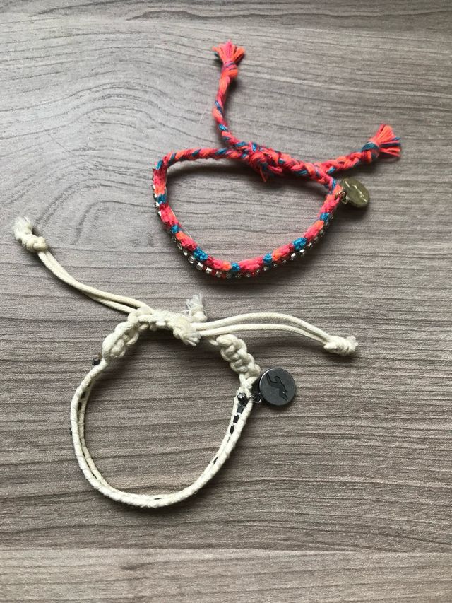 2 Pulseras Hollister Beige y Multicolor