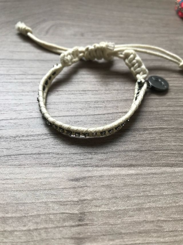 2 Pulseras Hollister Beige y Multicolor