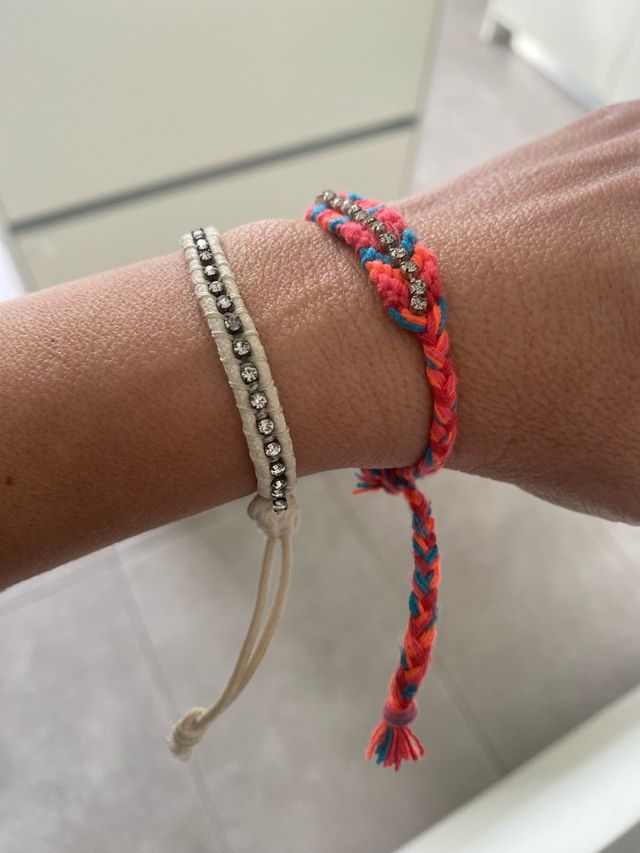 2 Pulseras Hollister Beige y Multicolor