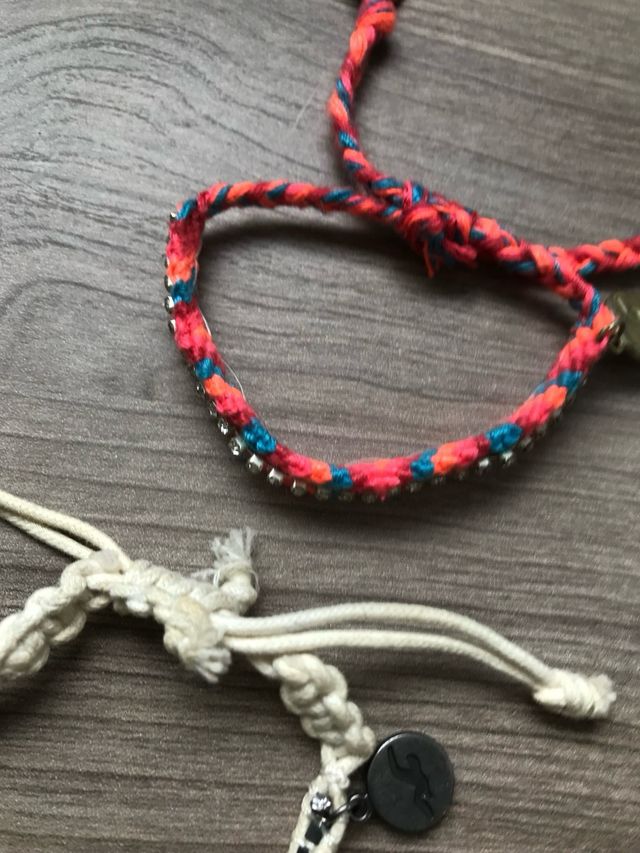 2 Pulseras Hollister Beige y Multicolor