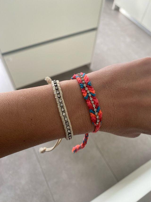 2 Pulseras Hollister Beige y Multicolor