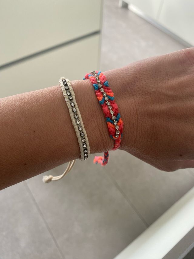 2 Pulseras Hollister Beige y Multicolor