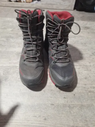 Botas de montaña grises y rojas