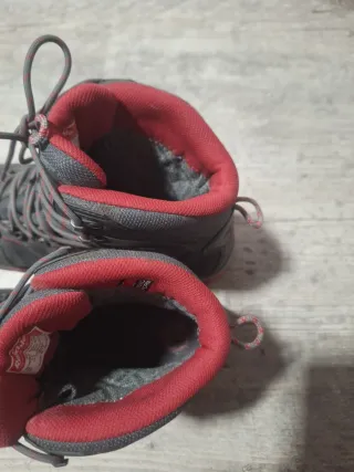 Botas de montaña grises y rojas