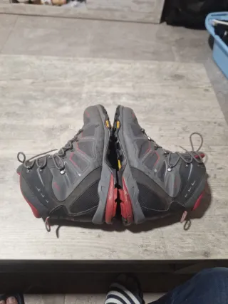 Botas de montaña grises y rojas