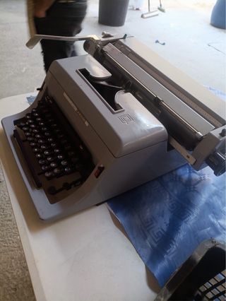 Máquina de escribir Olivetti antigua