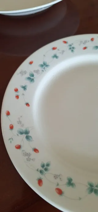 12 piatti piani piccoli fragole