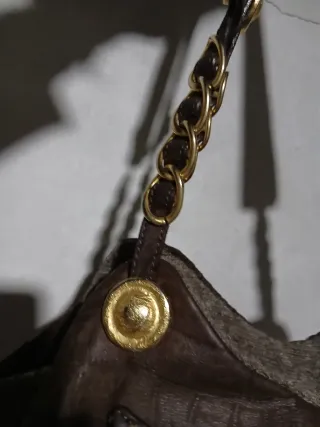 Borsa in pelle marrone con dettagli oro