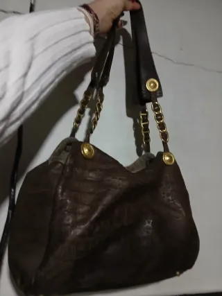 Borsa in pelle marrone con dettagli oro