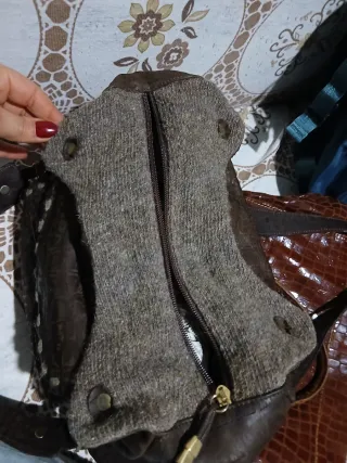 Borsa in pelle marrone con dettagli oro